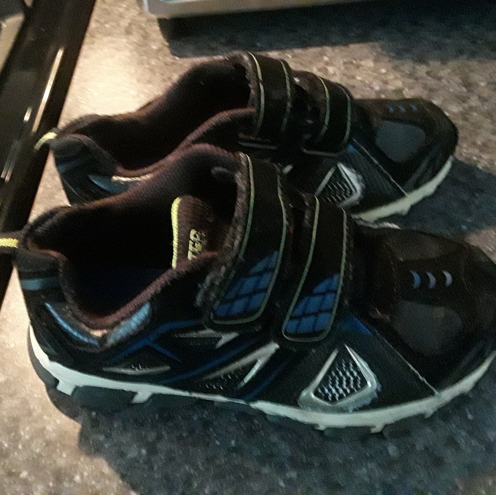 💙💚SOLD💙💚Little boys Starter sneakers size 12
